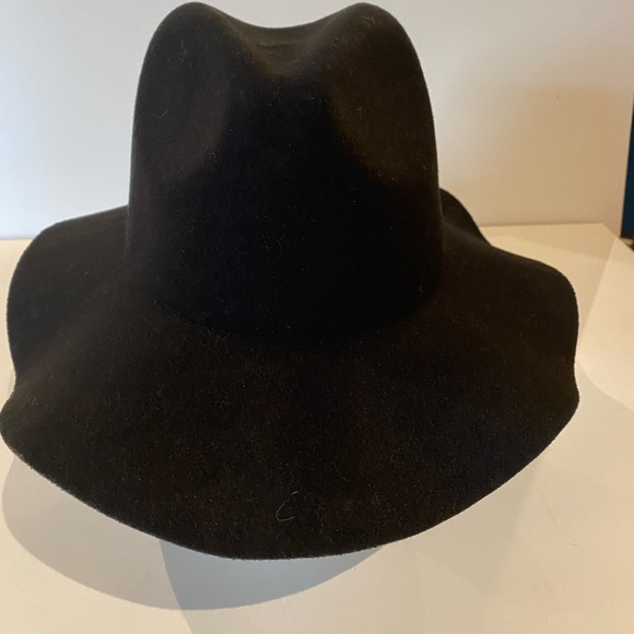 Accessories - Norla floppy hat.